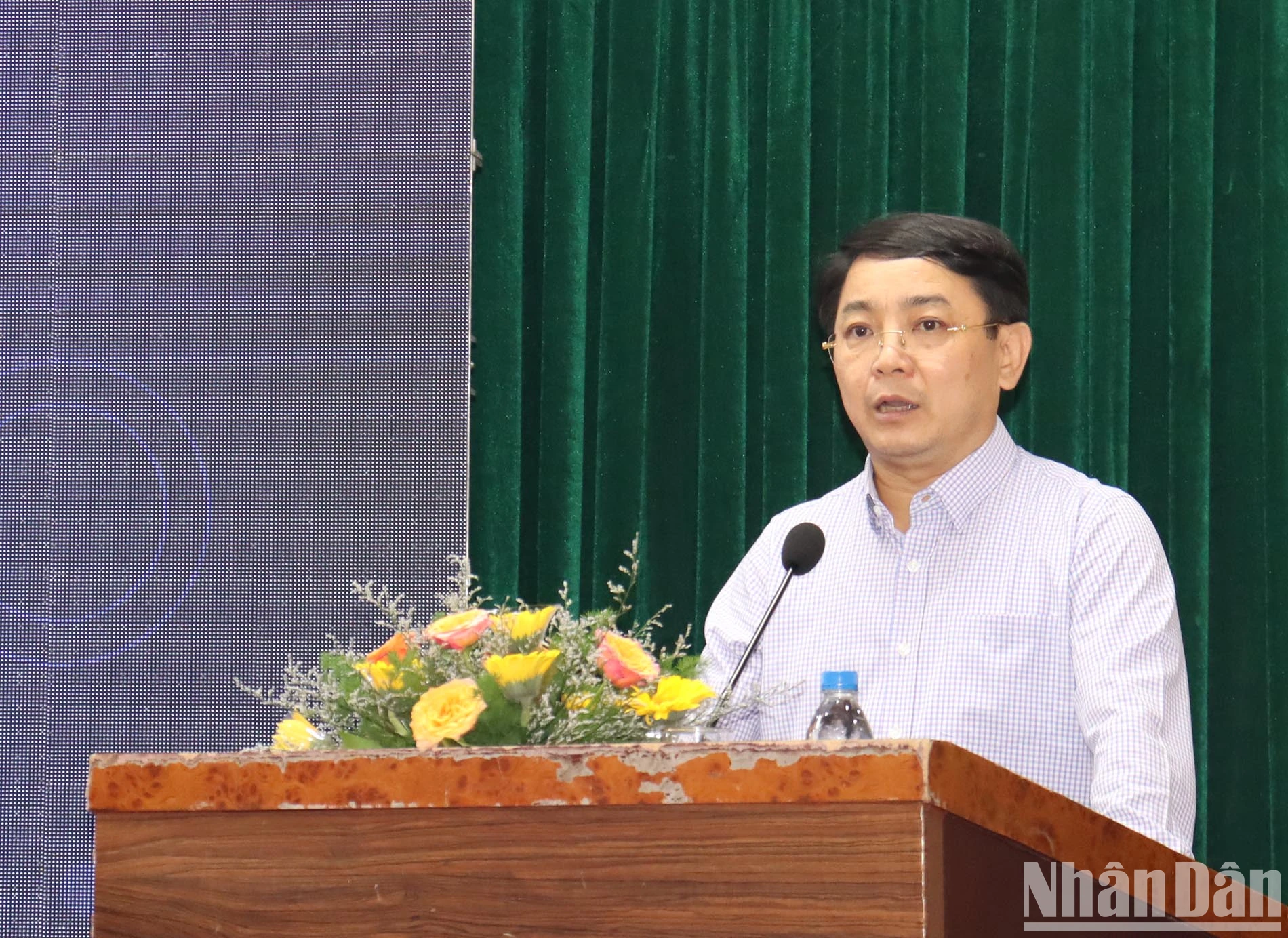 Trưởng Ban Quản lý Khu kinh tế Dung Quất và các khu công nghiệp Quảng Ngãi Hà Hoàng Việt Phương phát biểu tại hội thảo.