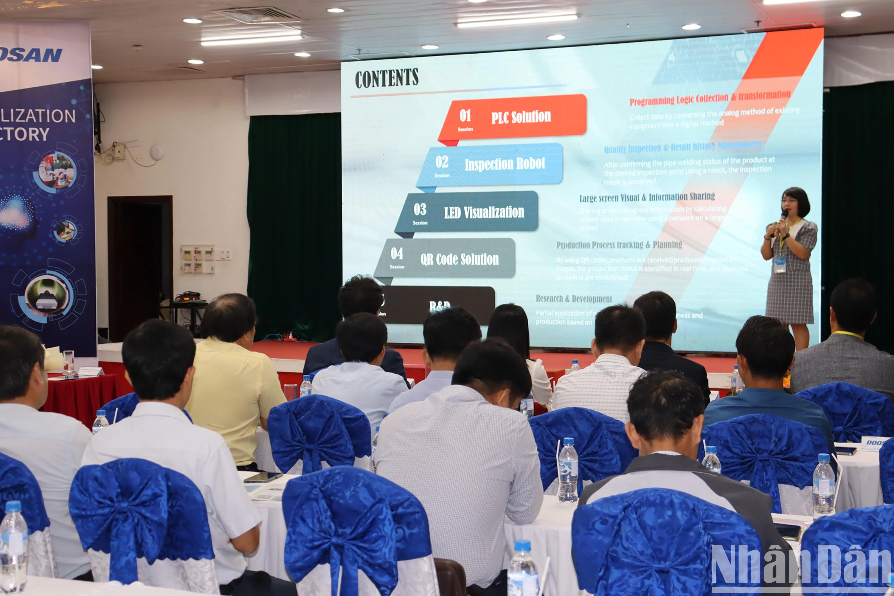 Chị Lê Thị Duy Huyên, chuyên gia của Doosan Vina chia sẻ quá trình chuyển đổi số về nhà máy thông minh.