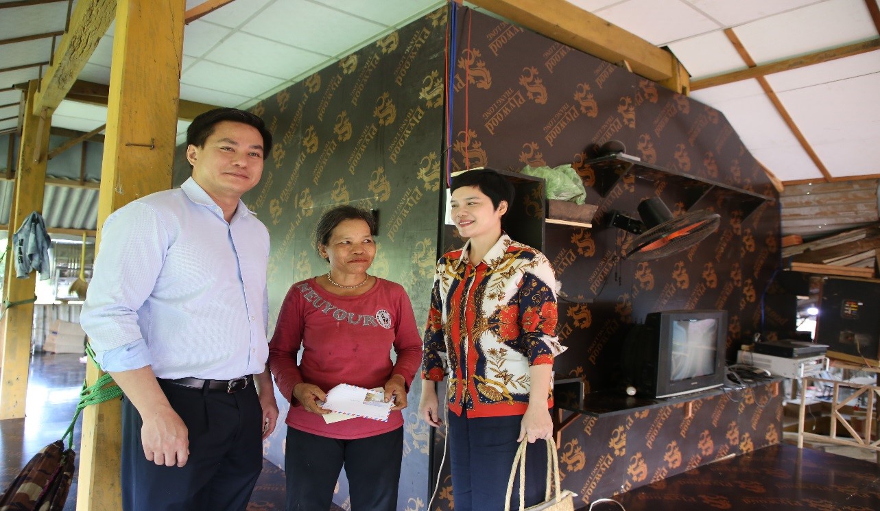 Cục trưởng Cục Quản lý nhà ở và thị trường bất động sản Hoàng Hải (bên trái) kiểm tra nhà ở của một hộ nghèo tại huyện Sơn Tây.