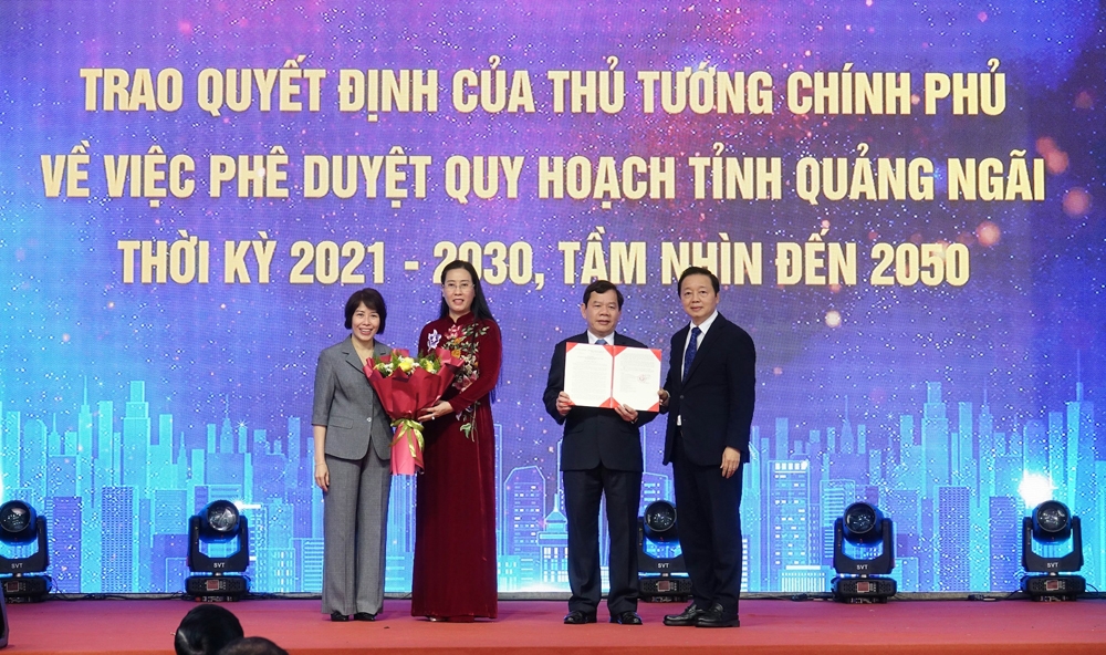 Phó Thủ tướng Chính phủ Trần Hồng Hà trao Quyết định phê duyệt Quy hoạch tỉnh Quảng Ngãi thời kỳ 2021-2030, tầm nhìn 2050 cho lãnh đạo tỉnh Quảng Ngãi.