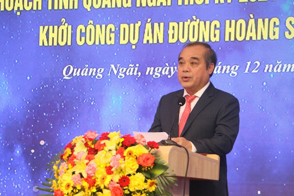 Phó Chủ tịch Thường trực UBND tỉnh Quảng Ngãi Trần Hoàng Tuấn công bố Quyết định phê duyệt Quy hoạch tỉnh Quảng Ngãi.