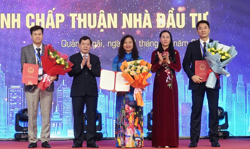 Tỉnh Quảng Ngãi trao Quyết định chấp thuận nhà đầu tư cho 3 dự án lớn tại buổi lễ.