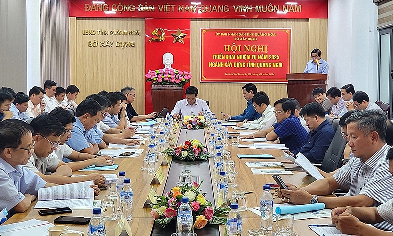 Đ/c Nguyễn Đức On, Phó Giám đốc Sở Sở Xây dựng trình bày báo cáo triển khai nhiệm vụ năm 2024 của ngành Xây dựng tỉnh Quảng Ngãi
