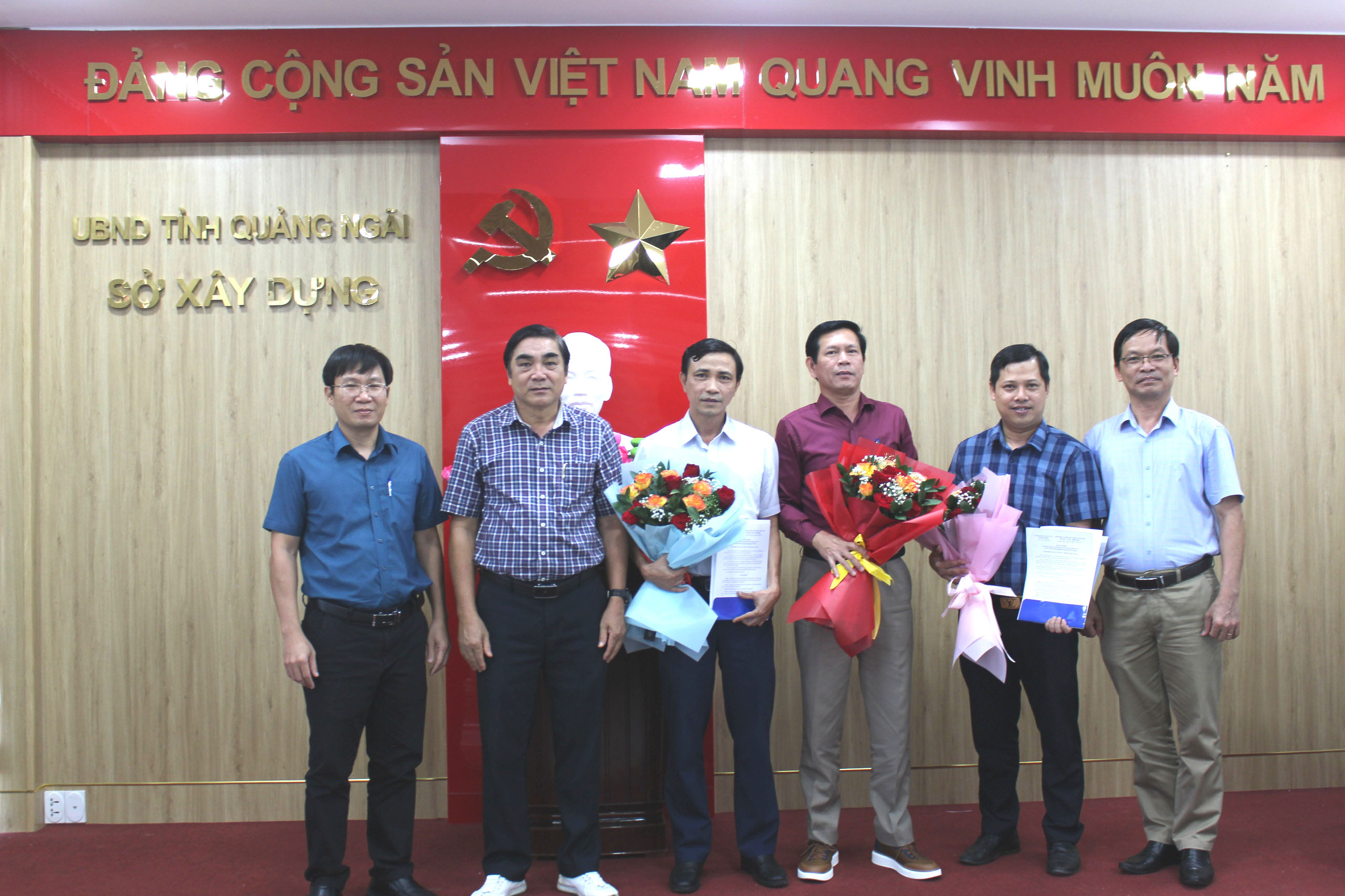 Tập thể lãnh đạo Sở trao Quyết định và tặng hoa chúc mừng cho đồng chí Huỳnh Văn Viện và đồng chí Phan Ngọc Tuấn Anh