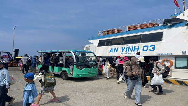 BQLC&CVĐTNĐ tổ chức phục vụ  tốt nhu cầu đi lại hành khách trên tuyến Sa Kỳ - Lý Sơn trong ngày đầu tiên dịp nghỉ Lễ 30/4 và 01/5 năm 2025