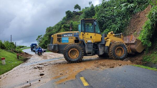 KHẨN TRƯƠNG, CHỦ ĐỘNG TRIỂN KHAI CÁC BIỆN PHÁP PHÒNG, CHỐNG VÀ ỨNG PHÓ MƯA LŨ, SẠT LỞ ĐẤT, BẢO ĐẢM AN TOÀN GIAO THÔNG