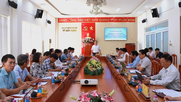 Phó Chủ tịch UBND tỉnh Nguyễn Công Hoàng làm việc với Sở Xây dựng về tình hình thực hiện nhiệm vụ 10 tháng đầu năm 2025