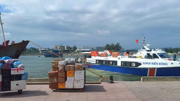 Tuyến vận tải Sa Kỳ - Lý Sơn hoạt động trở lại sau những ngày tạm dừng hoạt động do ảnh hưởng của bão số 15