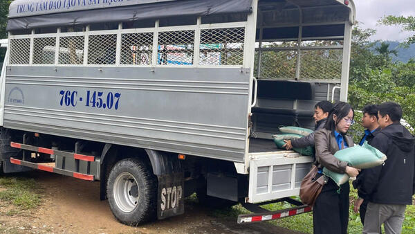 Trung tâm đào tạo và sát hạch lái xe phối hợp với Chi đoàn UBND tỉnh hỗ trợ phương tiện chở hàng hoá về phục vụ bà con xã Ngọc Tem, xã Sơn Long, tỉnh Quảng Ngãi