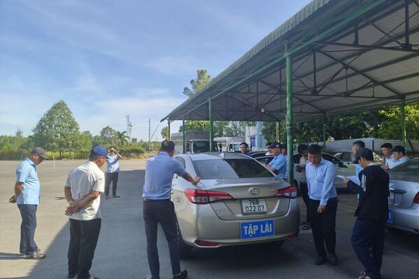 Trung tâm đào tạo và sát hạch lái xe Quảng Ngãi tổ chức dự giờ, thao giảng định kỳ môn học thực hành lái xe để nâng cao chất lượng công tác đào tạo lái xe tại Trung tâm