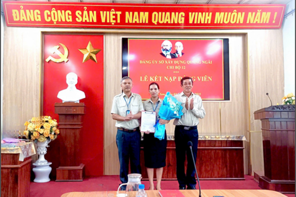 Chi bộ 12: Tổ chức Lễ kết nạp đảng viên mới
