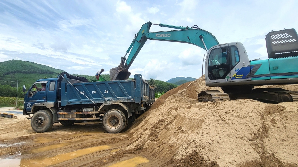 Cục Thuế tỉnh tham gia kiểm tra việc chấp hành niêm yết giá và bán theo giá niêm yết